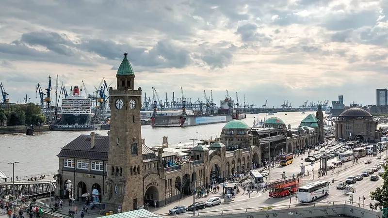 Hamburg skyline — Auto Tech hub in Germany