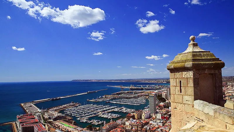 Alicante skyline — Retail hub in Spain
